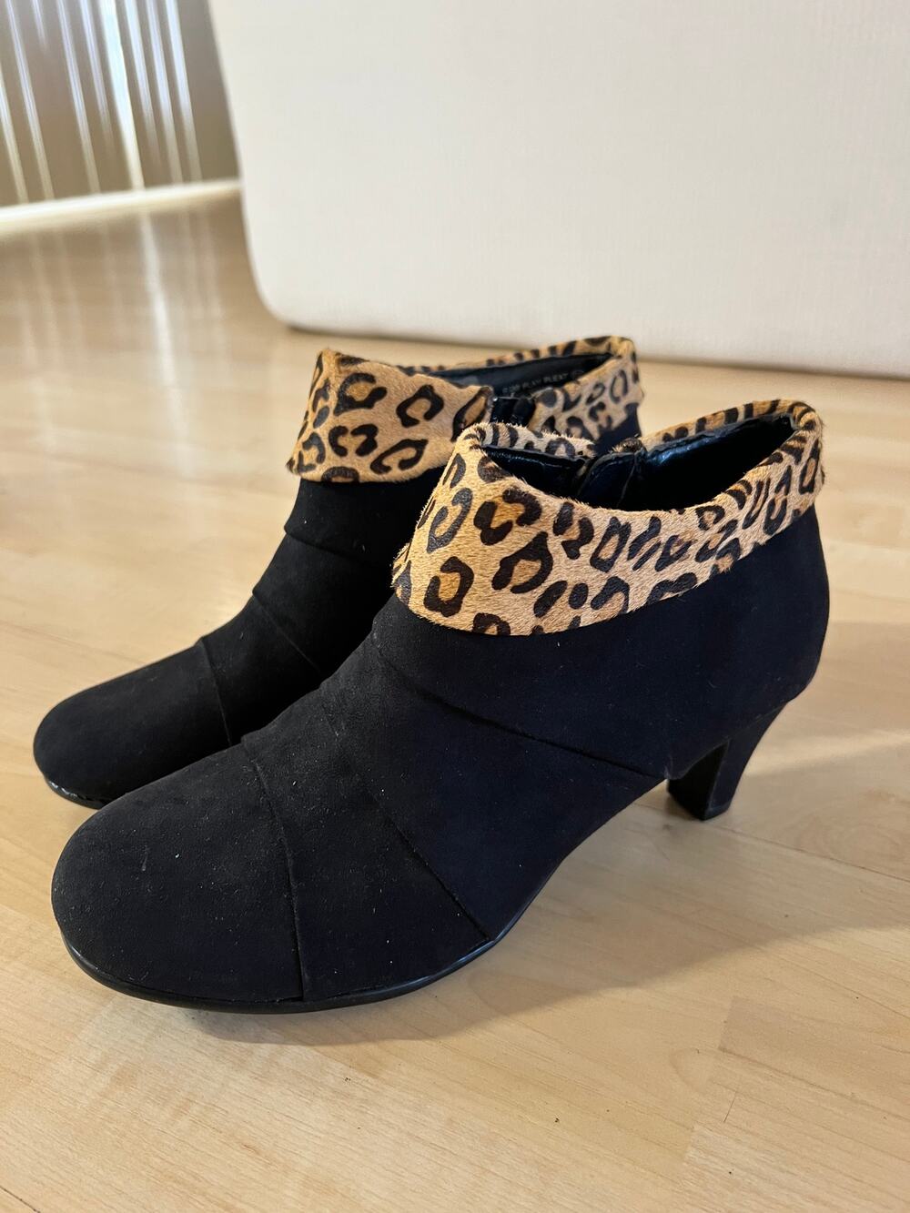 Aerosoles Play Pleat Black Suede Leopard Print Ankle Boots Women's Size 6.5M
